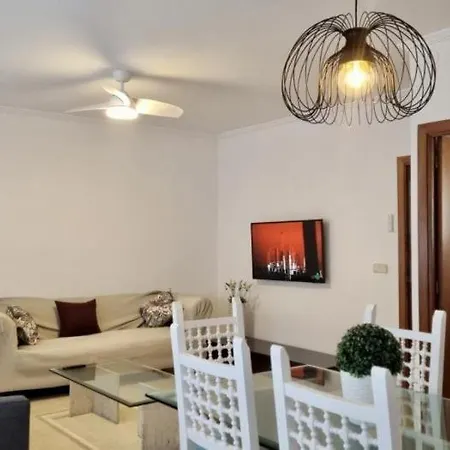 Two-bedroom In The Town Center 아파트 또사데마르