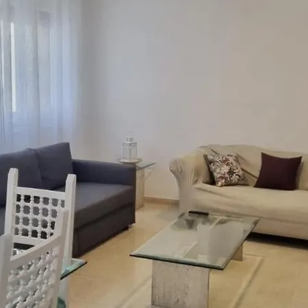 아파트 Two-bedroom In The Town Center 또사데마르